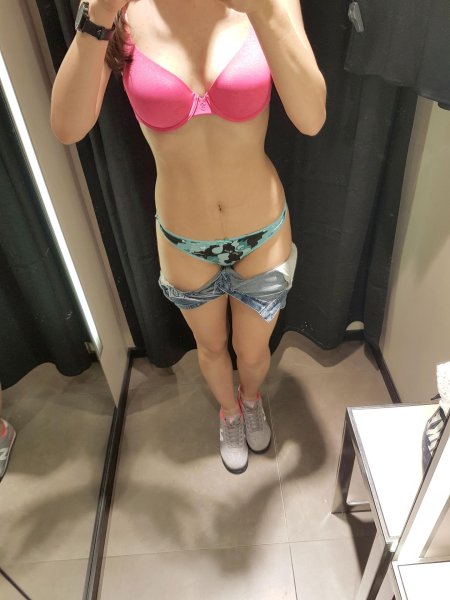 В примерочной нижнего белья