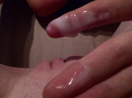 Мокрые пальчики девушки