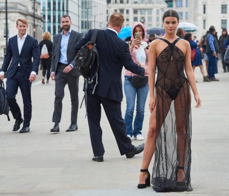 Прозрачное платье на улице