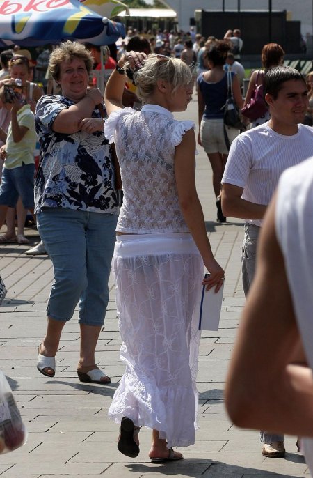 Трусы просвечиваются через платье