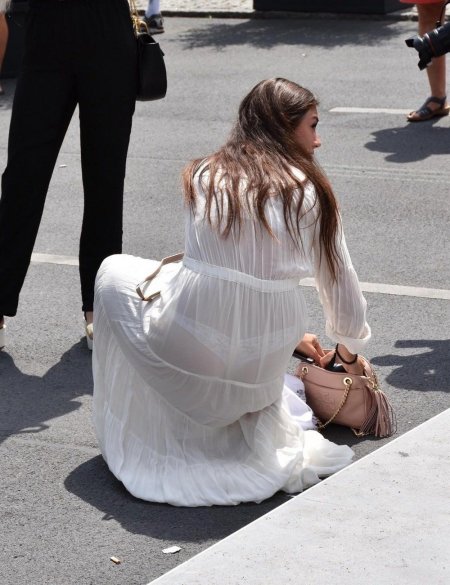 Прозрачное платье на улице