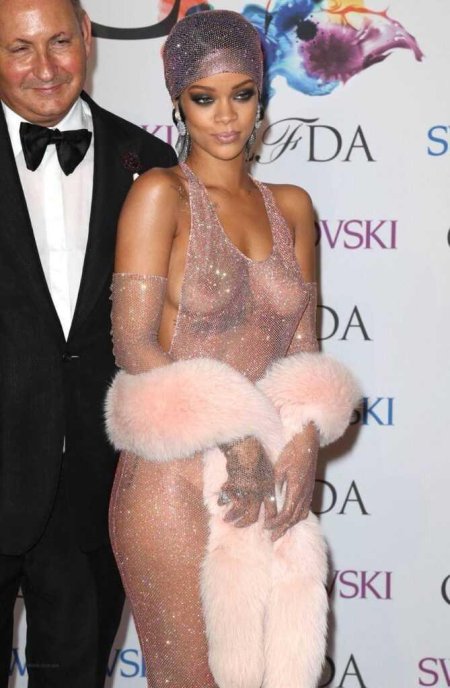 Голое платье рианны