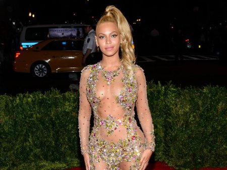 Бейонсе в голых платьях