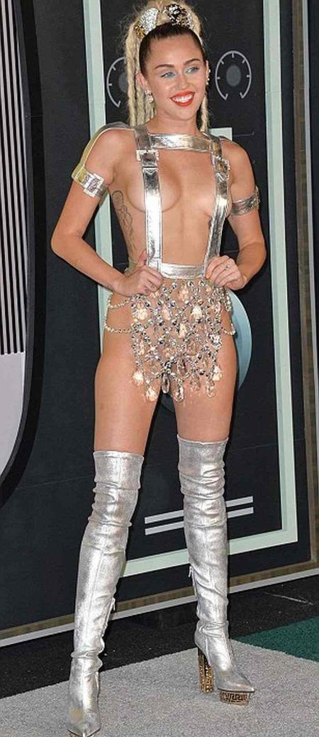 Майли сайрус в серебряном костюме