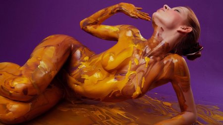 Голая девушка обмазанная маслом