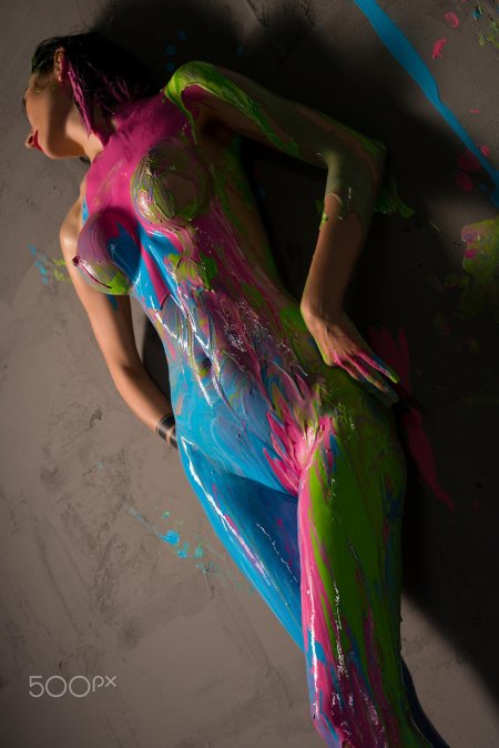 Голая девушка в краске