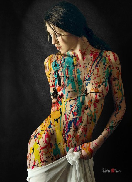 Девушка в красках