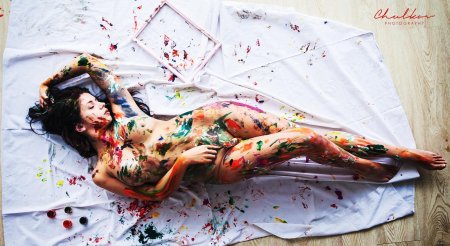 Девушка в красках