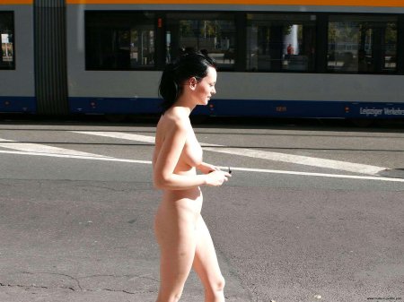 Голая женщина на улице