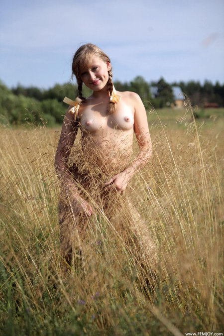 Голые женщины высокой траве