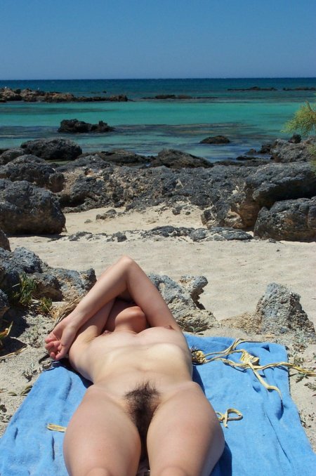 Голые волосатые на диком пляже