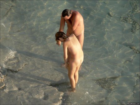 Голые мужчины на диком пляже