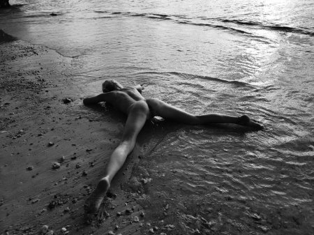 Девушка на море