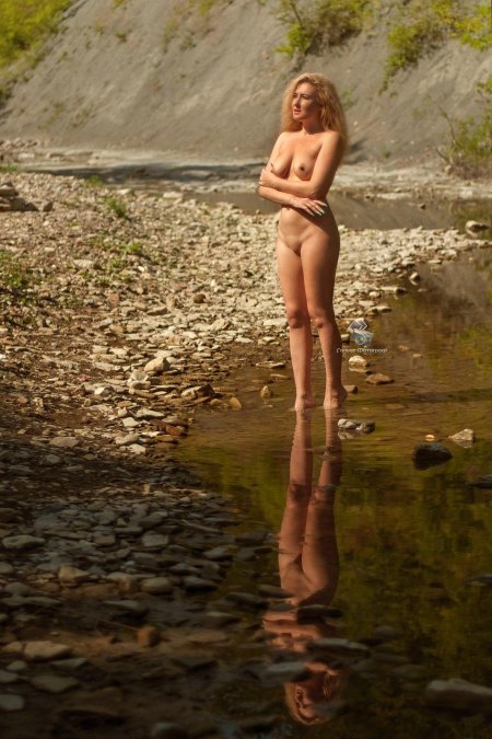 Голые девушки на речке