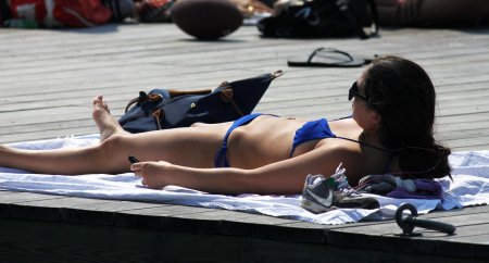 На пляже видно