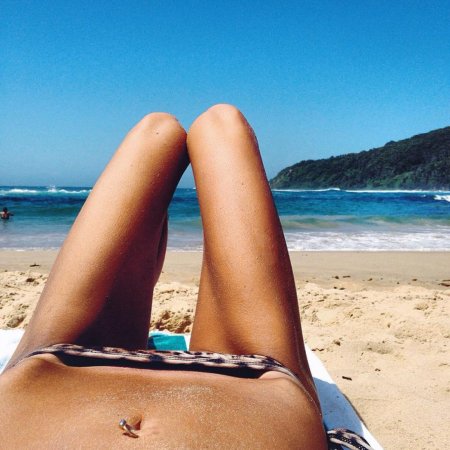 Красивая девушка на пляже