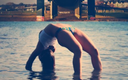 Девушка делает мостик