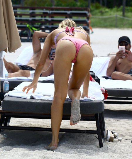 Случайно засветила анус на пляже