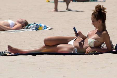 Загорает без верха