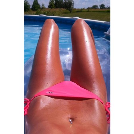 Девушка в купальнике крупно