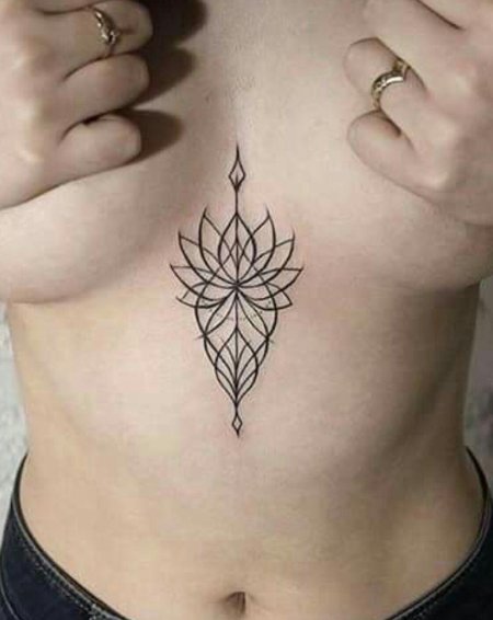 Татуировка между грудью у девушек