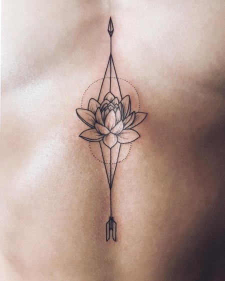 Тату лотос на спине для девушек