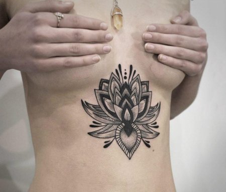 Тату лотос между грудиной