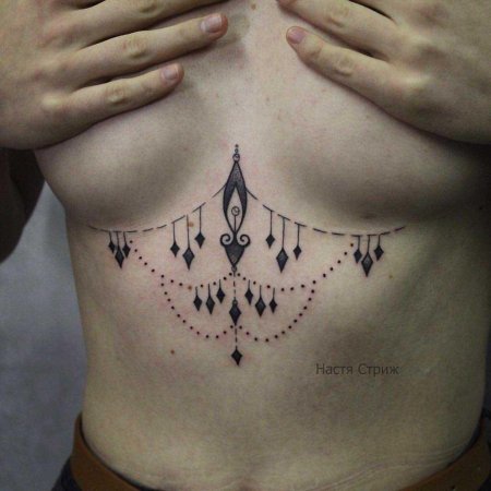 Татуировка под грудью
