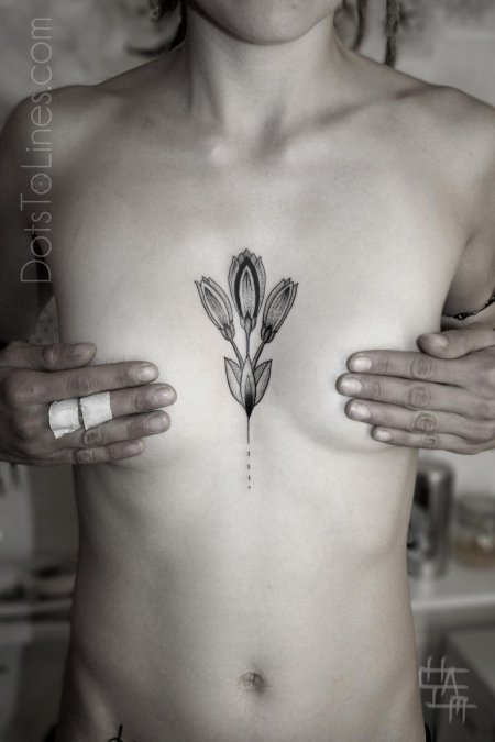 Тату между грудиной у девушек