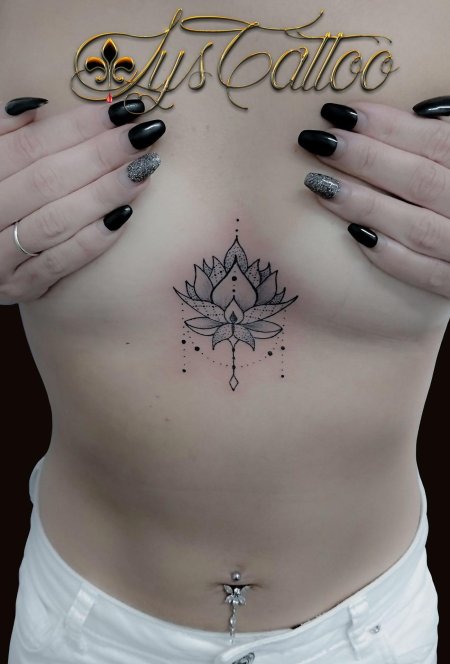 Тату под грудь