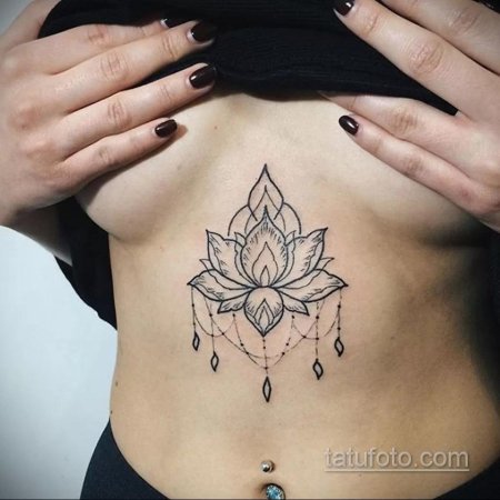 Тату лотос на животе
