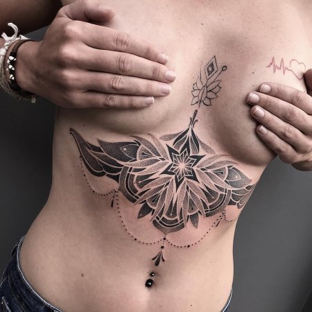 Тату на грудине женские