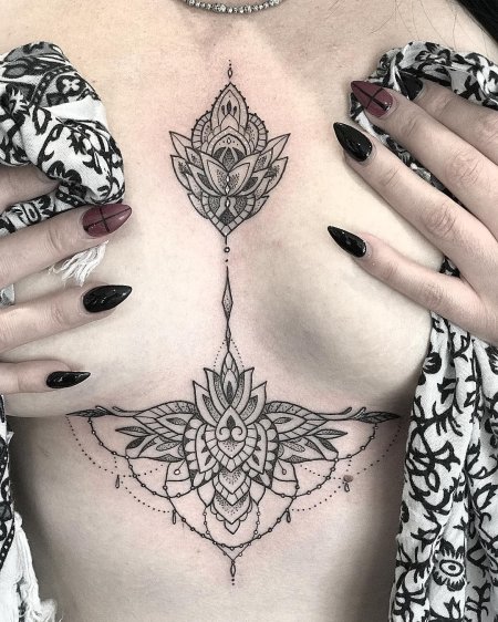 Тату между грудиной у девушек