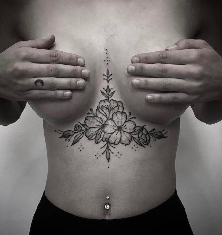 Татуировка под грудью женская