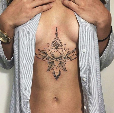 Тату лотос под грудью