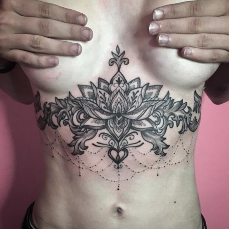 Тату лотос под грудью