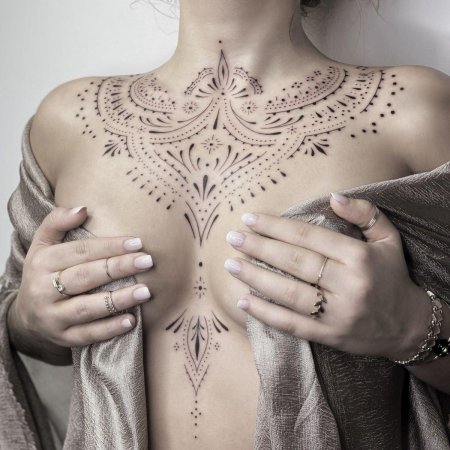 Тату под грудь