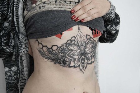 Тату для девушек под грудью