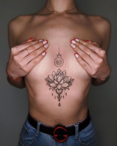 Тату лотос под грудью