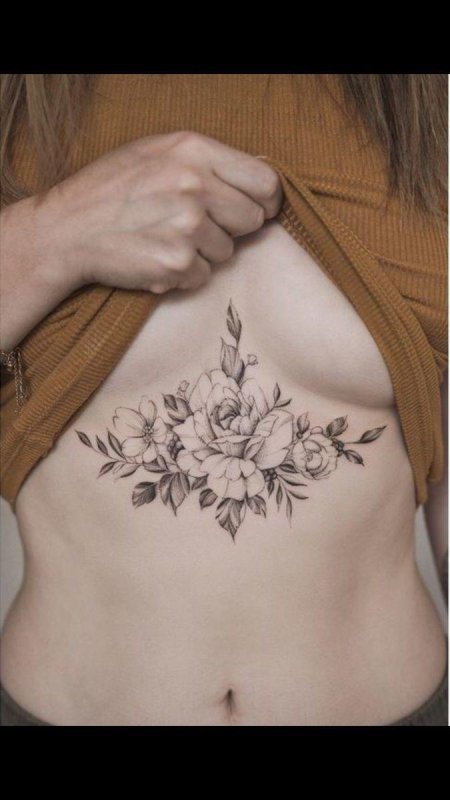 Под грудью тату