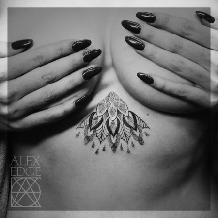 Тату под грудь