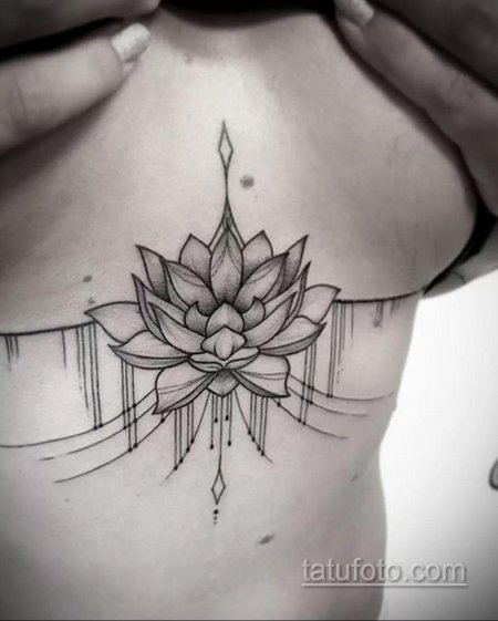 Тату лотос под грудью