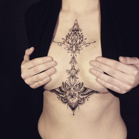 Тату под грудиной у девушек