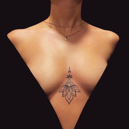 Тату лотос между грудиной