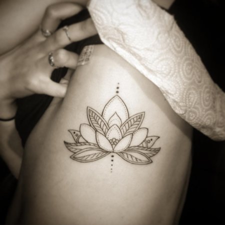 Тату лотос на бедре