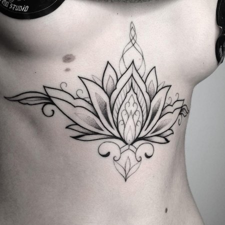 Тату мандала лотос на спине