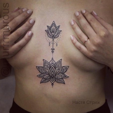 Тату лотос между грудиной