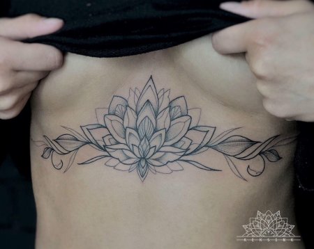 Тату лотос под грудью