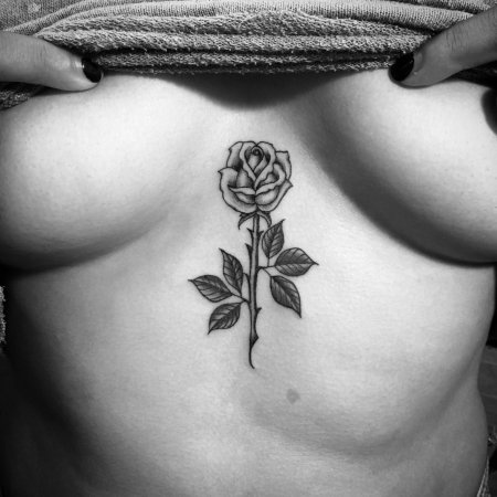 Тату роза между грудью