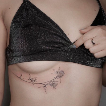 Тату для девушек под грудью